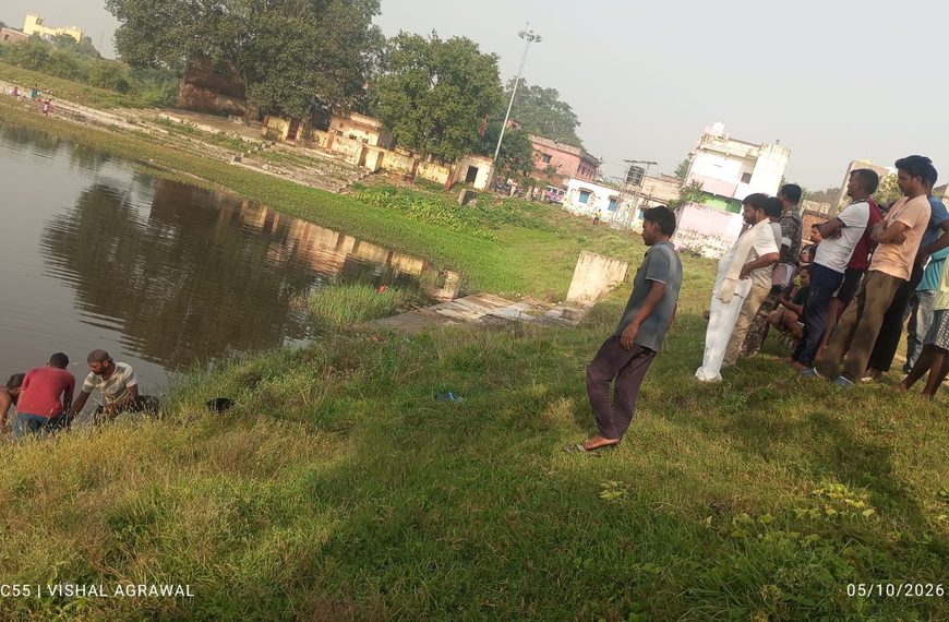 Gomia: An elderly man who had gone to offer water to his ancestors drowned in a pond in Gomia; his body was found on Monday morning.