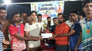 Gomia: Day-night volleyball tournament organized in Gomia; Kathara team emerges victorious.
